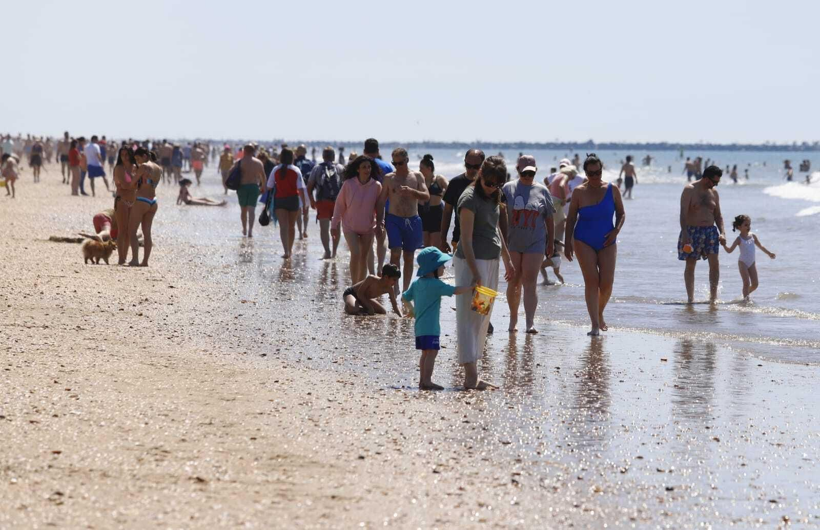 El sol llena las playas de Huelva