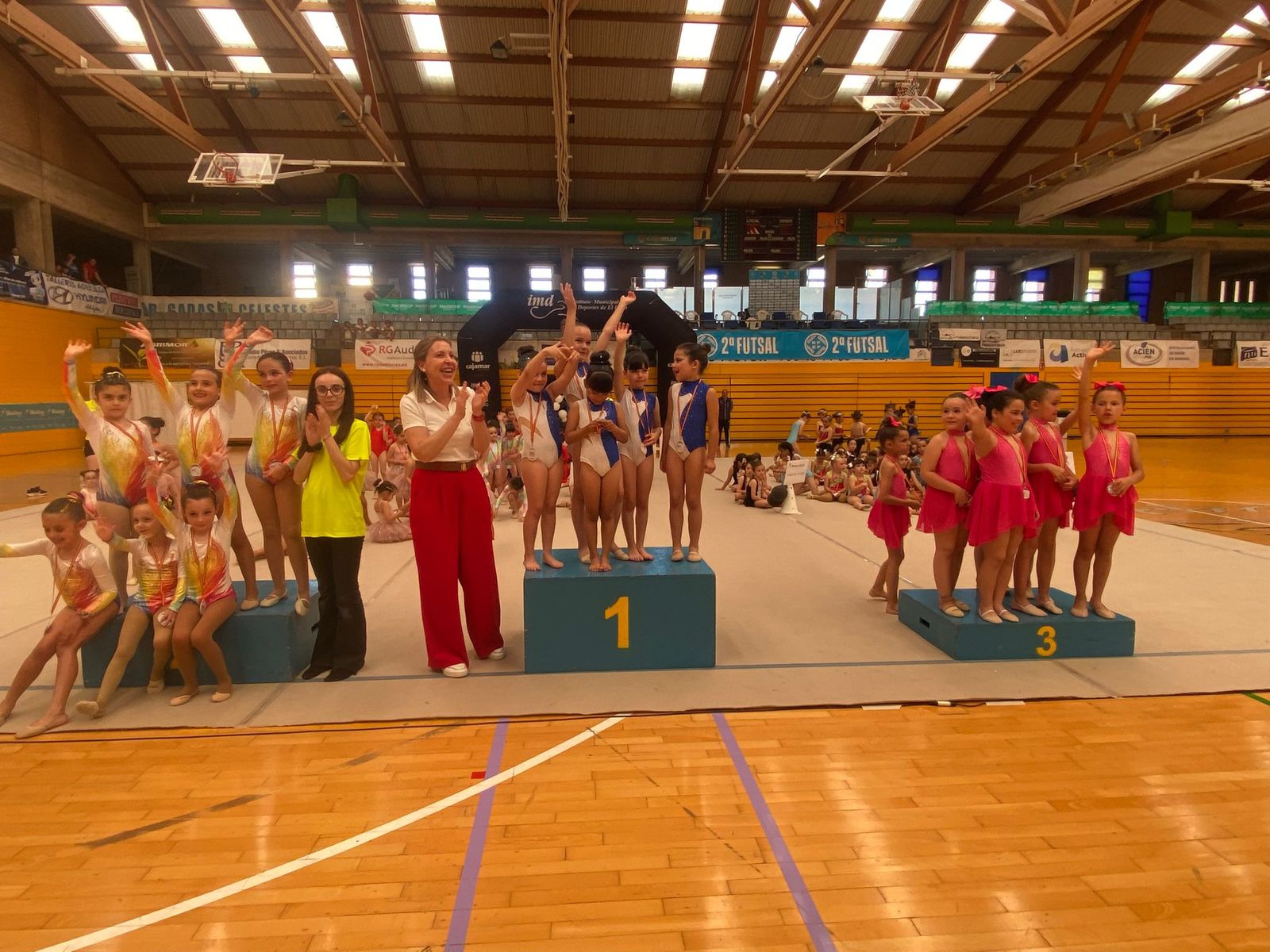 Uno de los podios durante las ceremonias de clausura de las Escuelas Deportivas Municipales del municipio ejidense.