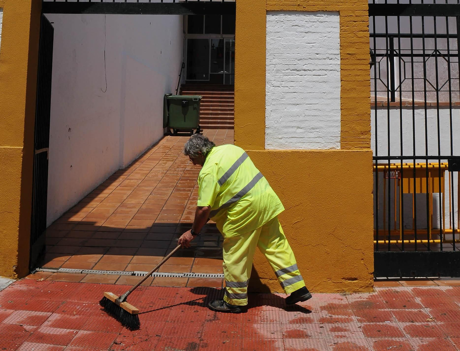 El asesino huyó en moto con 100.000 euros tras tirotear a los vigilantes