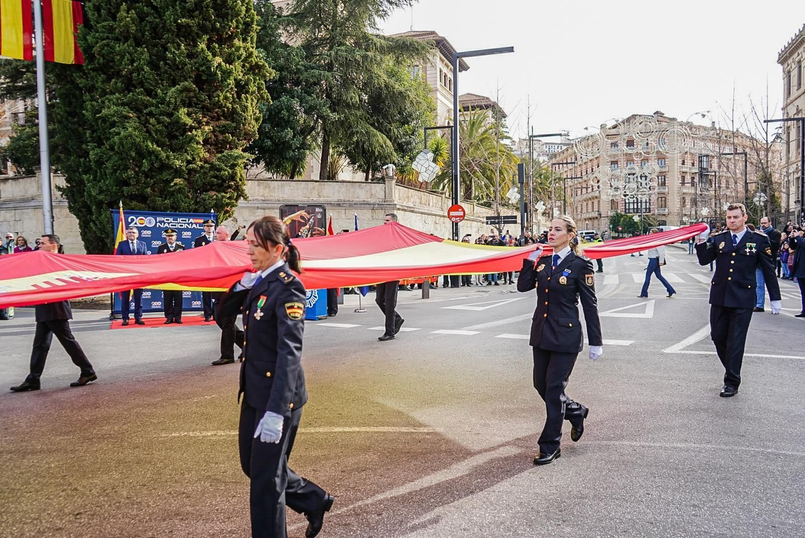 Fotogalería: Granada iza la bandera de España en el bicentenario de la Policía Nacional