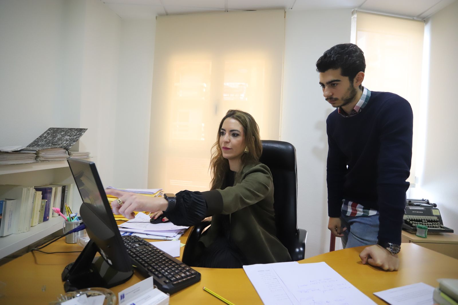 Marcelo Corral atiende a las explicaciones de Cristina Ramos.