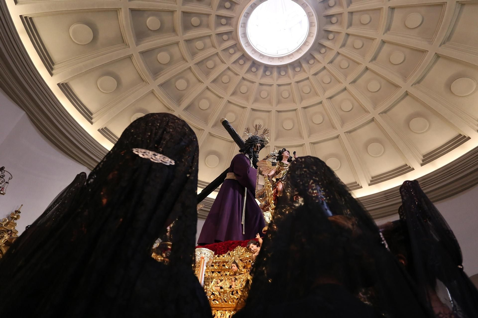 Visita a la basílica del Gran Poder en la mañana del Jueves Santo.