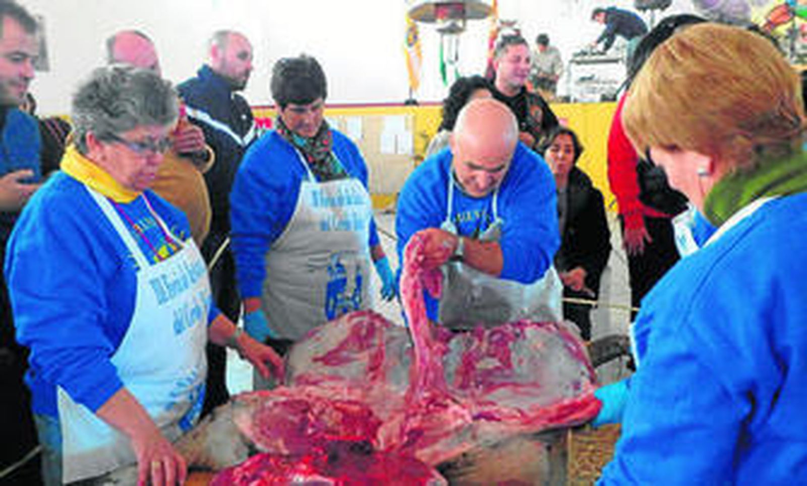 Despiece de un cerdo ibérico, ayer en Cala.