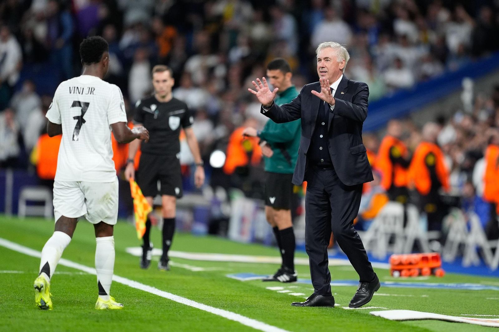 Vinícius recibe la felicitación de Ancelotti.