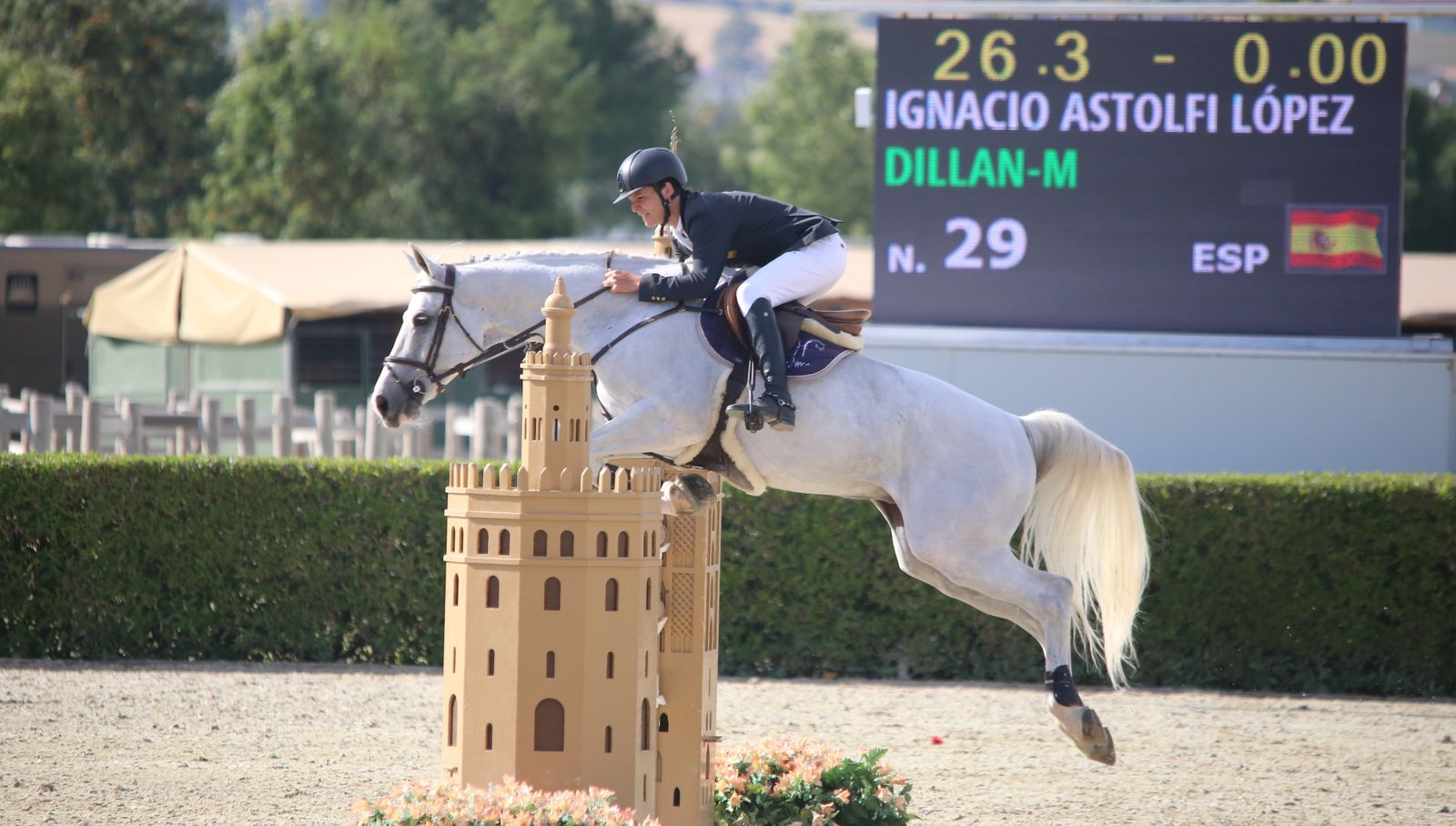 Ignacio Astolfi supera un obstáculo con la Torre del Oro con 'Dillan-M'.