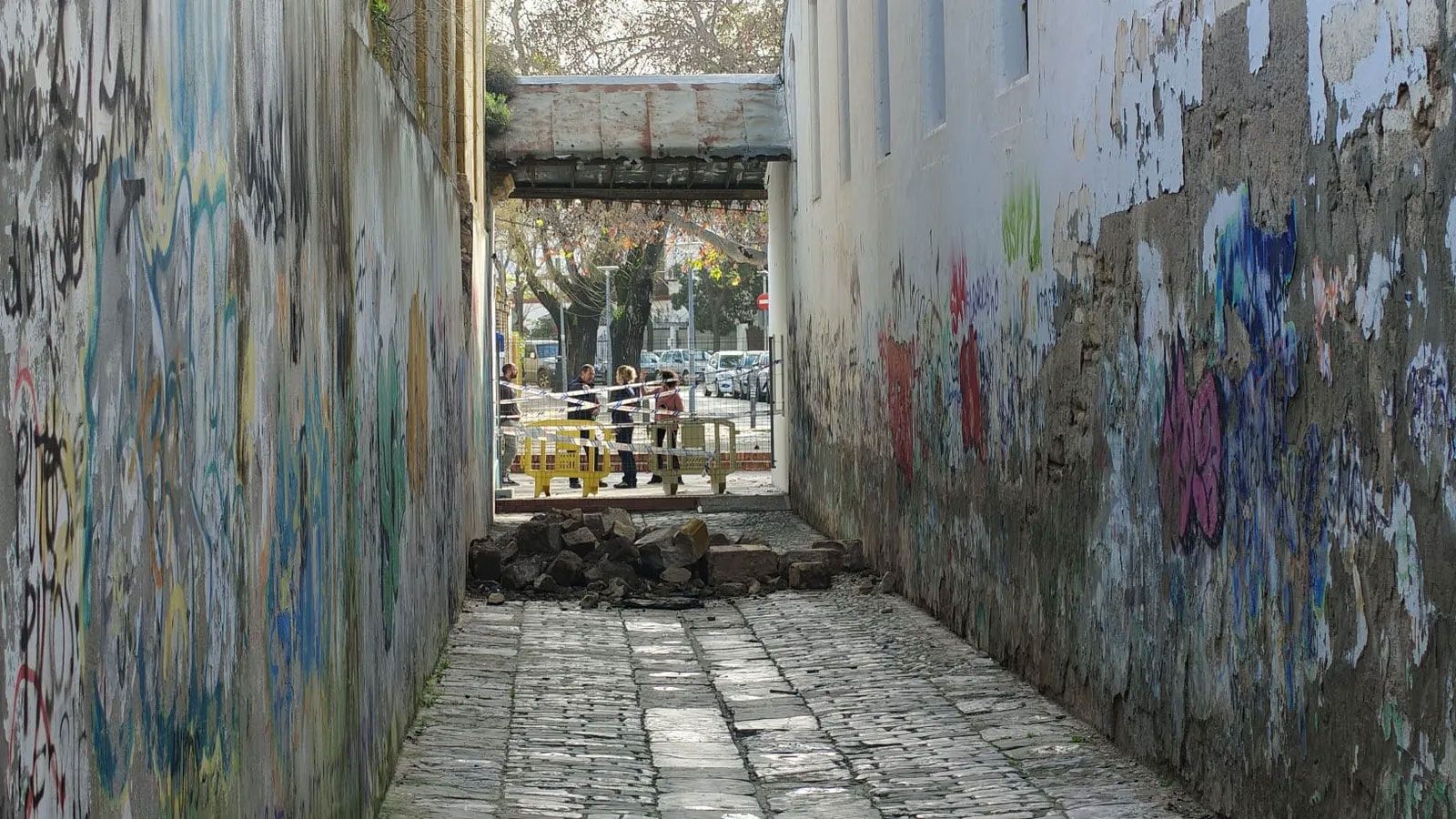 Parte del inmueble que se ha desprendido junto al colegio Gloria Fuertes.