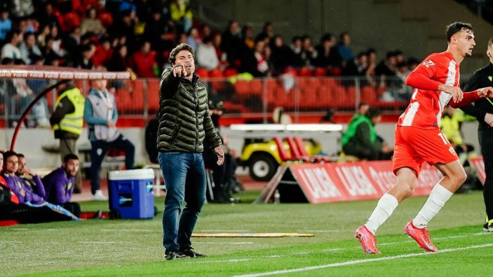 Rubi ordena a los suyos en el duelo ante los malacitanos.
