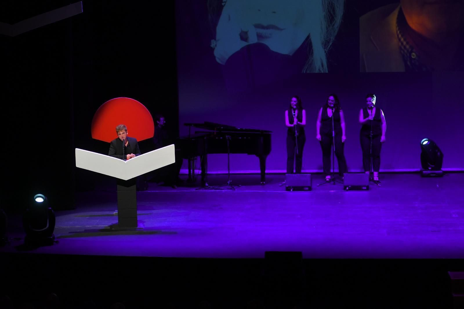 Entrega de uno de los premios en la gala del pasado año en Roquetas de Mar.