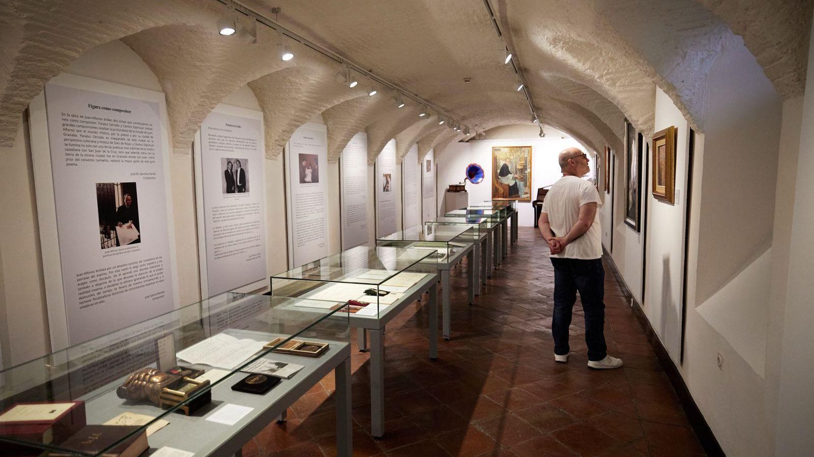 Un visitante observa un cuadro expuesto en el museo. Un visitante observa un cuadro expuesto en el museo.