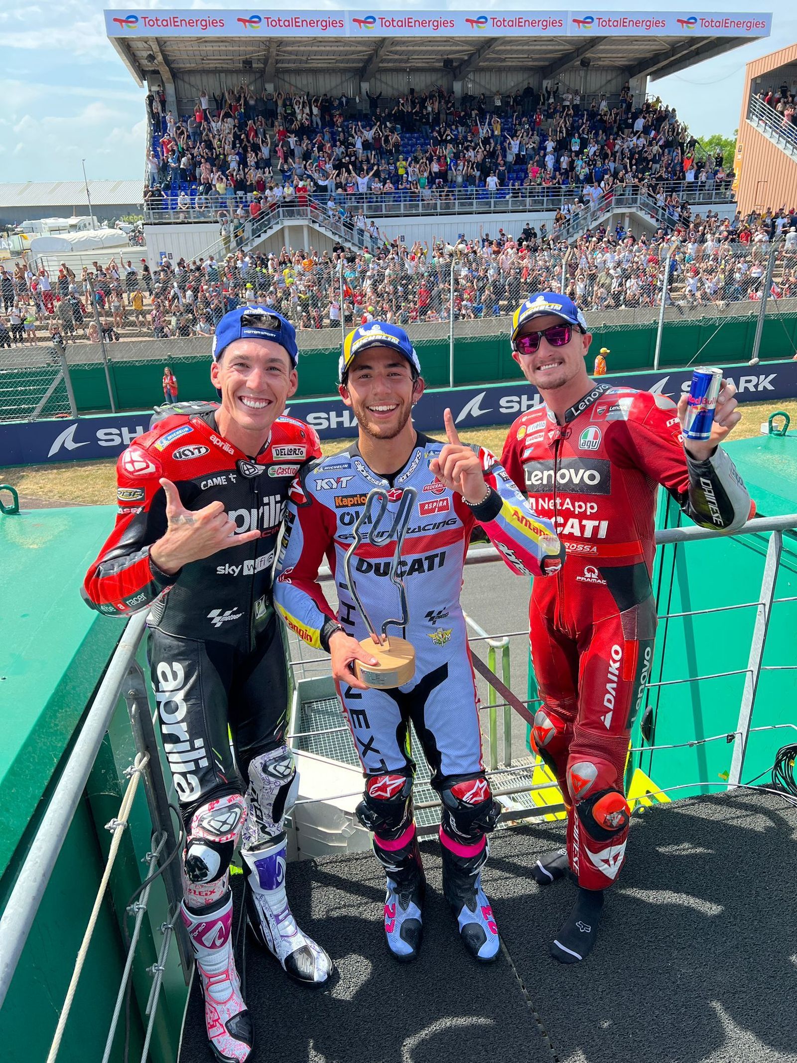 Aleix Espargaró, Bastianini y Miller en el podio de Le Mans.