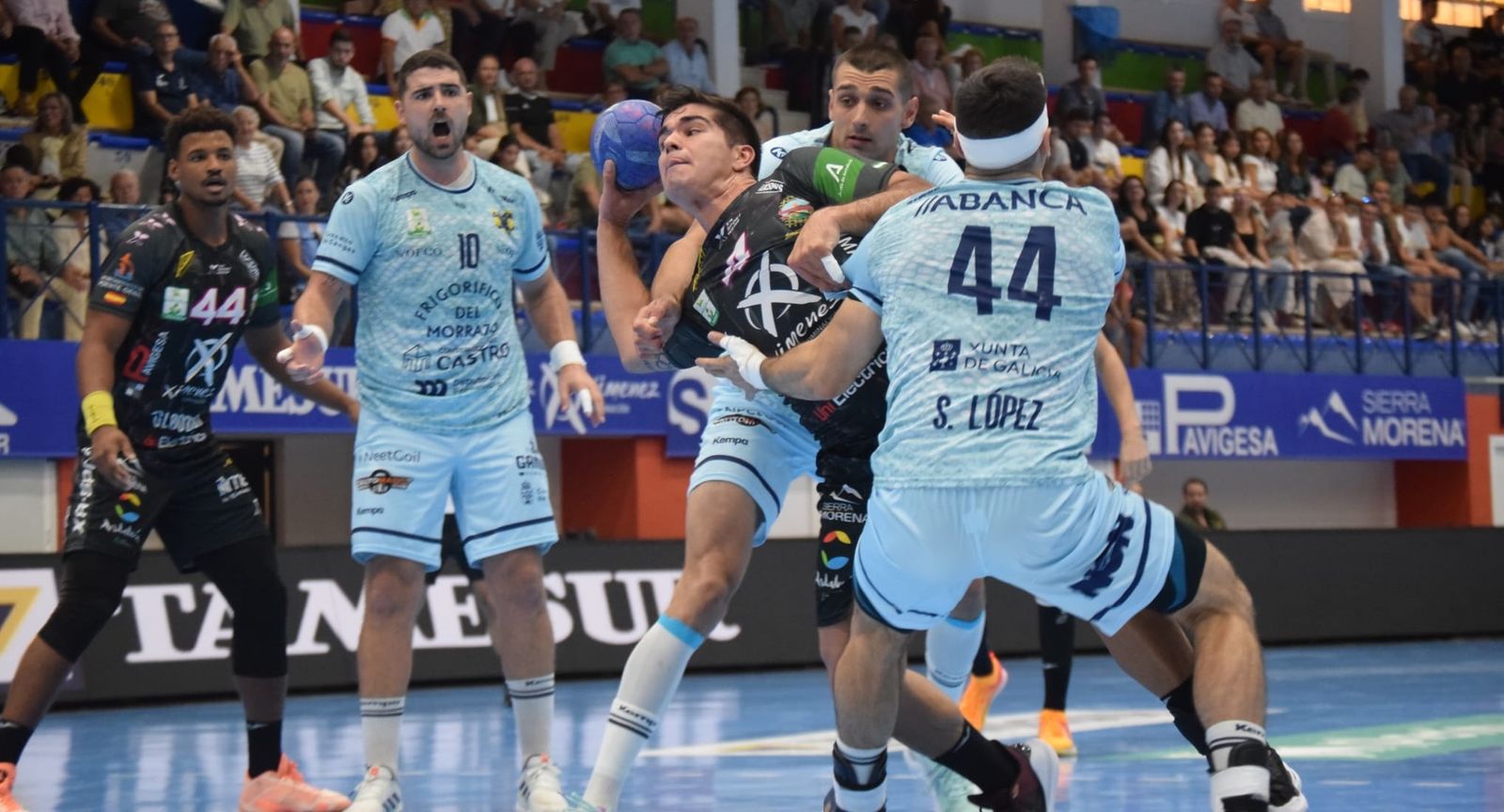 Pablo Simonet intenta zafarse de un defensor del Cangas.