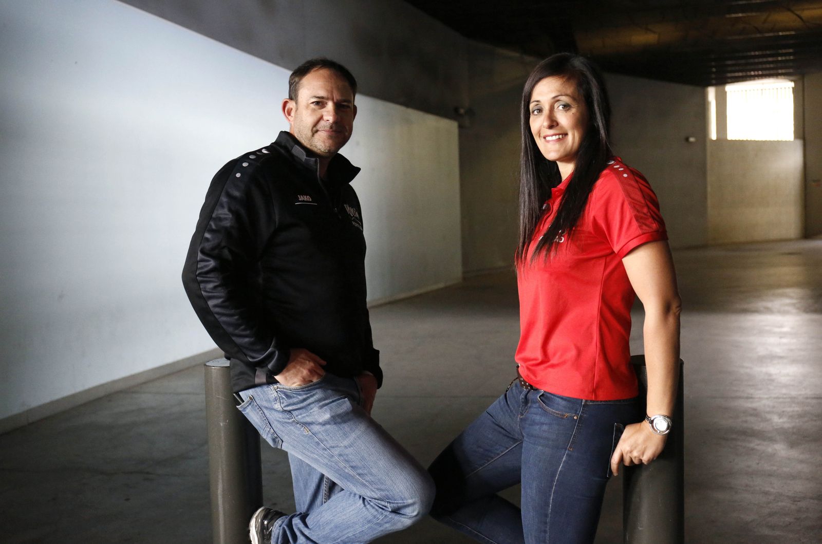 Diego Carrasco y Pepa Moreno posan en los bajos del estadio de La Rosaleda.