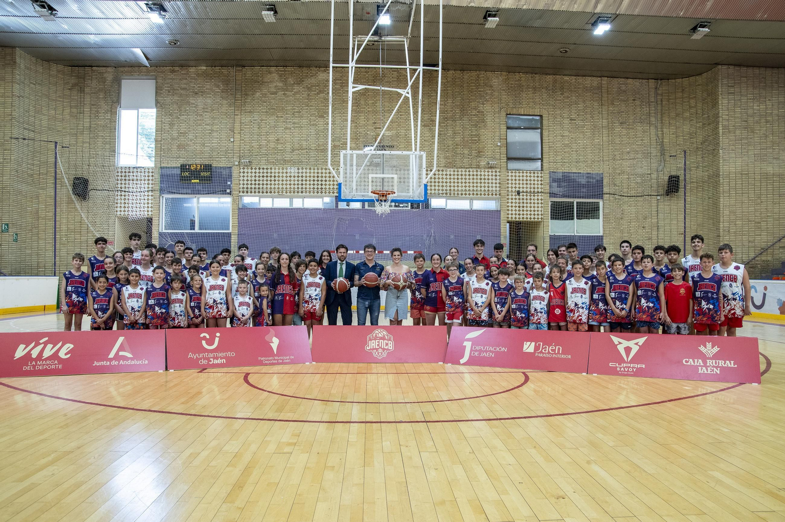 Foto de familia de las autoridades y los participantes. Foto de familia de las autoridades y los participantes.