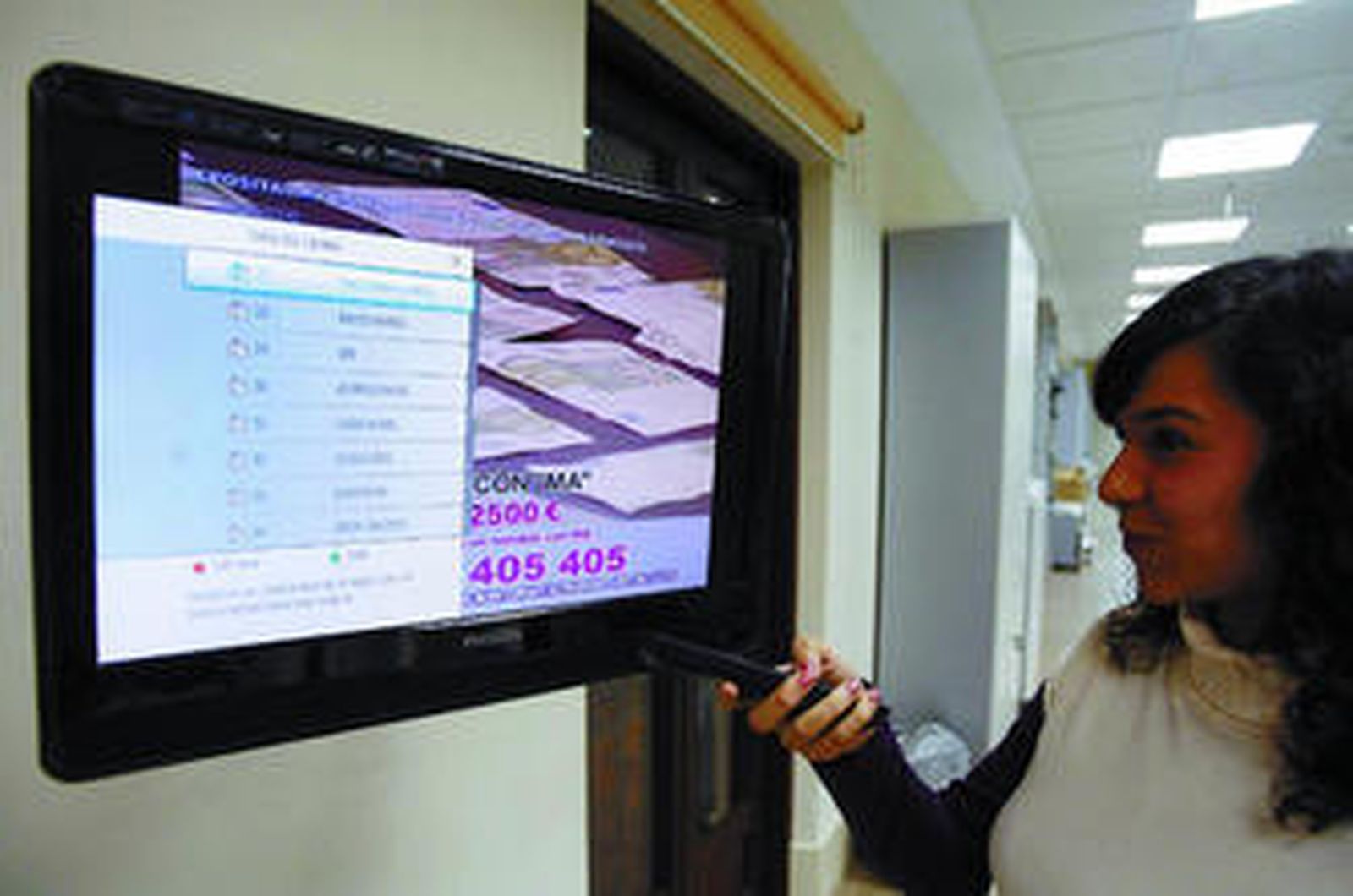 Una joven hace una demostración de las posibilidades interactivas de la TDT.