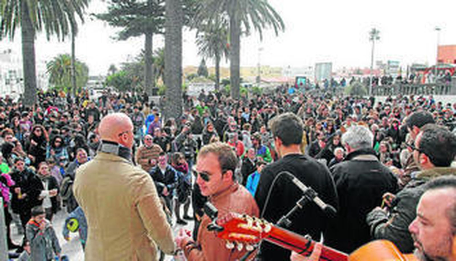 La plaza Cinco de Oros, repleta en la fiesta de presentación del carnaval.