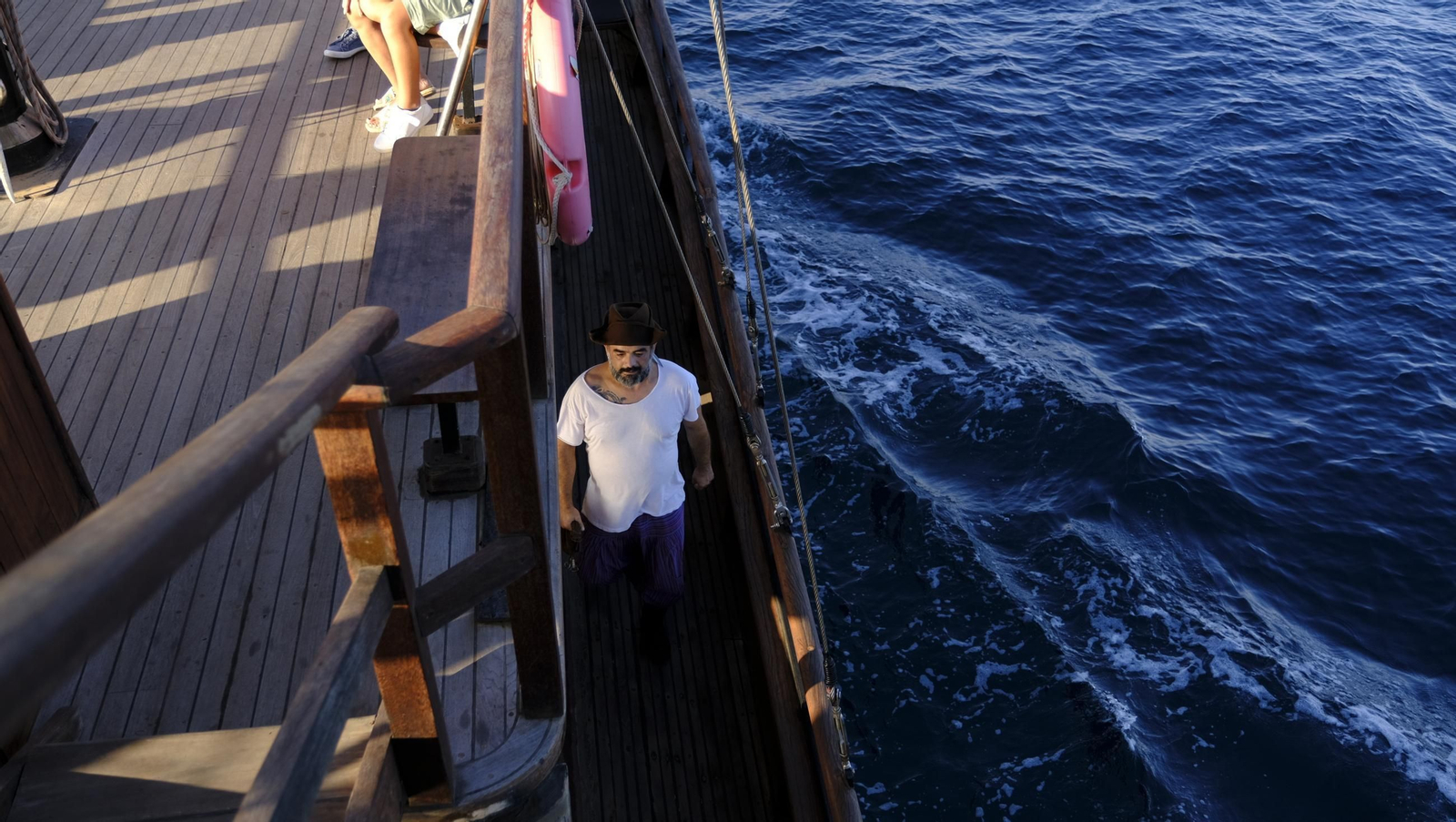 Navega en imágenes en una goleta histórica convertida en barco pirata