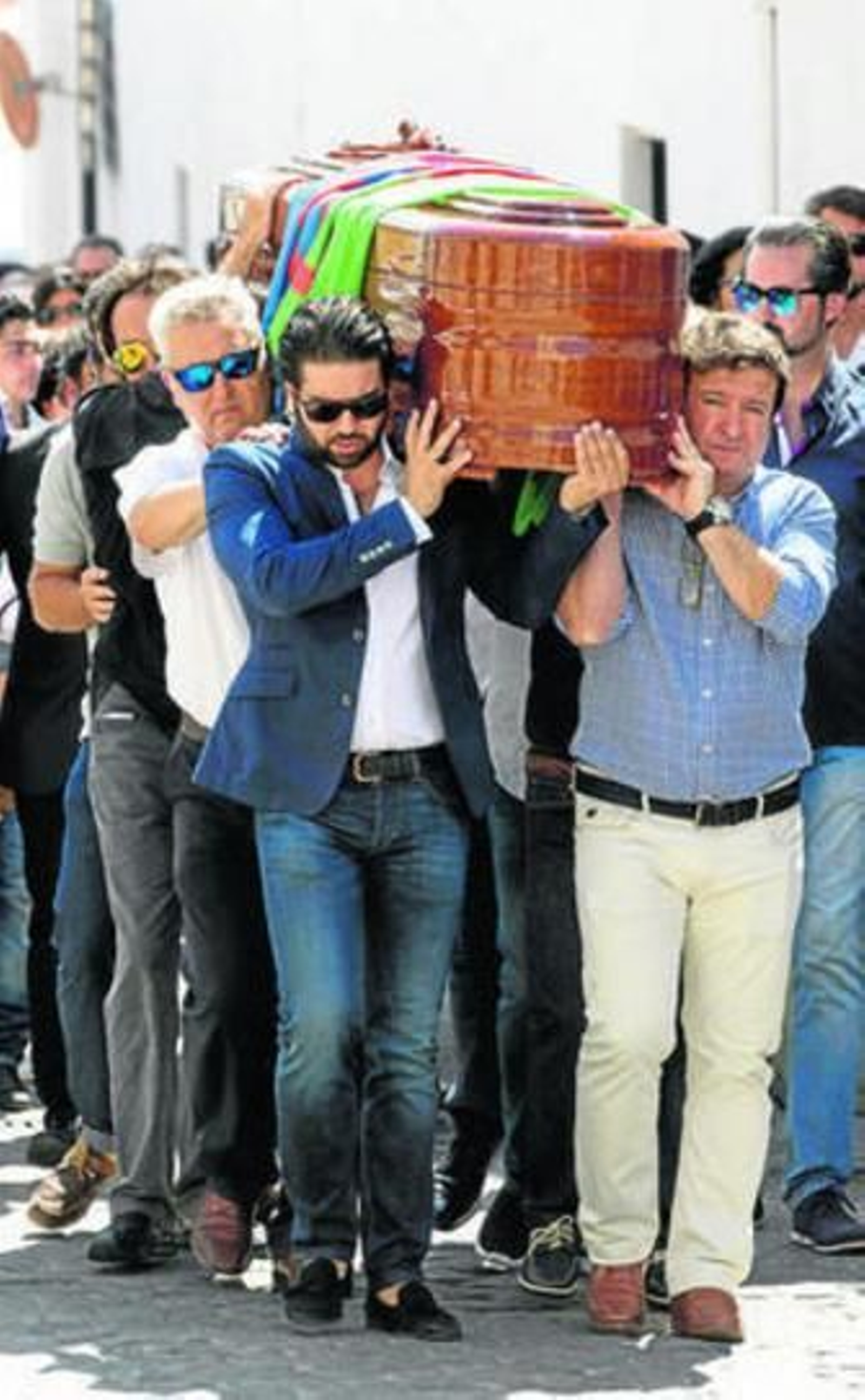 El cortejo fúnebre recorrió las calles del pueblo arropado por los vecinos.