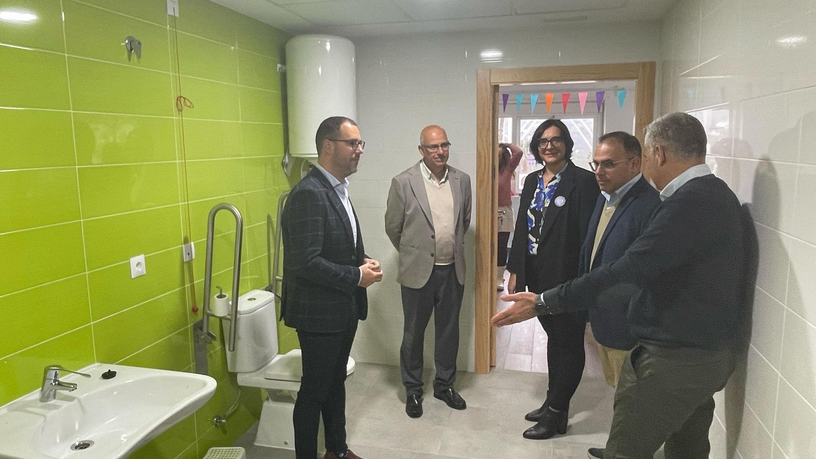 La delegada María José Martín Gómez visita los nuevos aseos