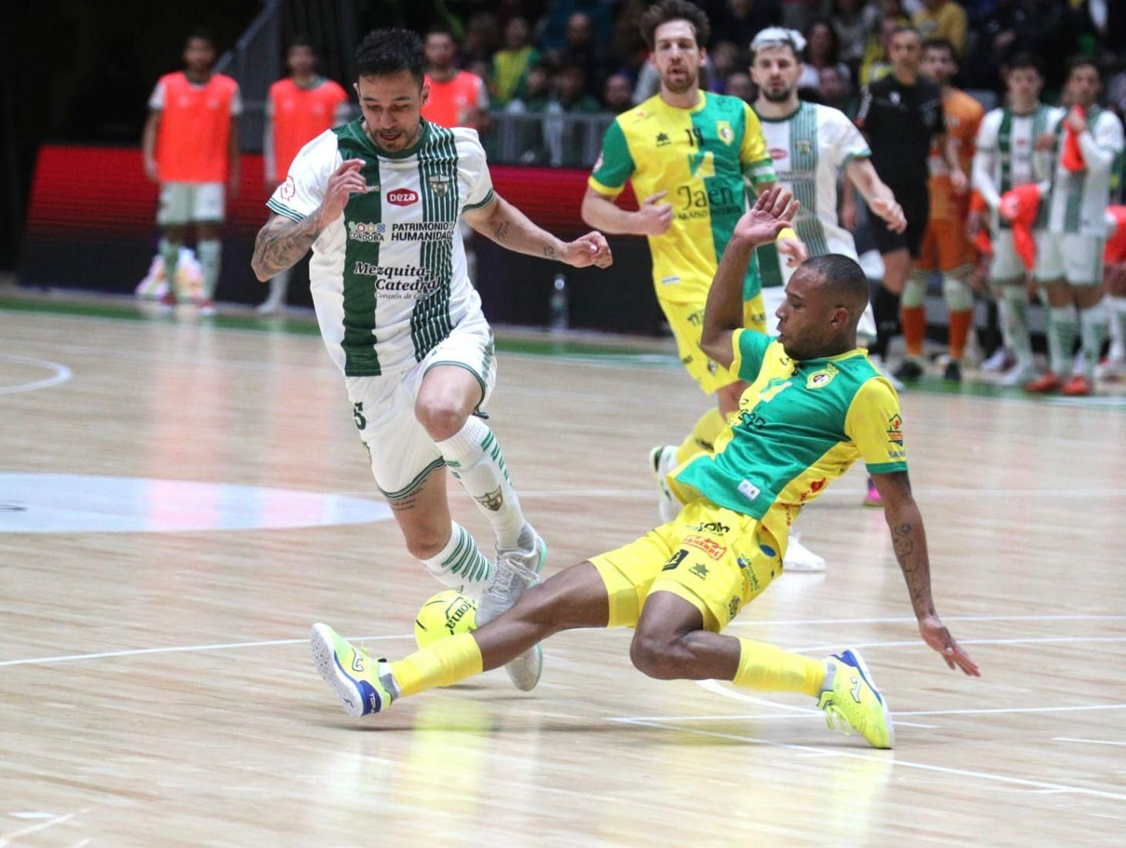 Felipe Echavarría intenta esquivar la entrada de un rival.