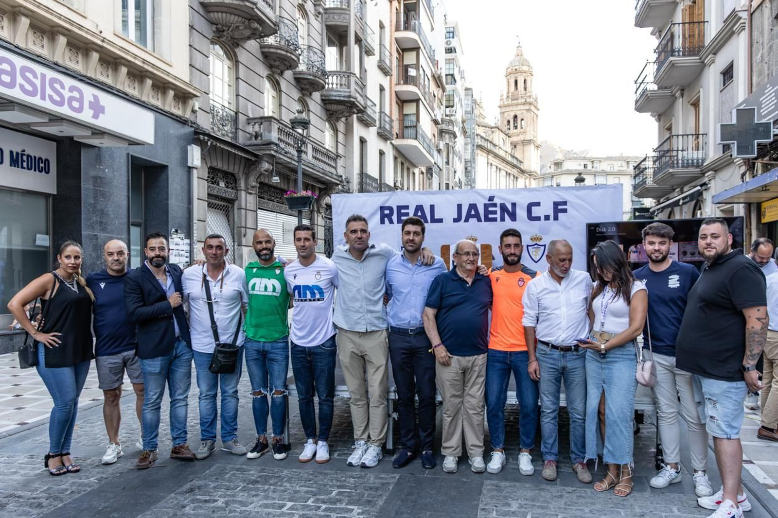 Así son las nuevas camisetas y la nueva tienda del Real Jaén, en imágenes