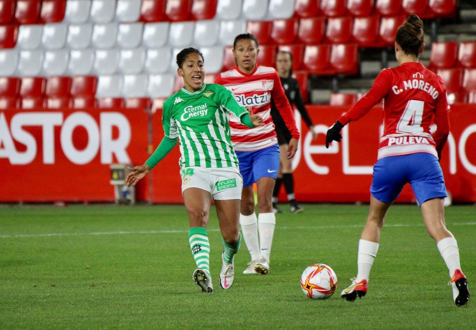 La goleadora Lucía León, en una acción en el partido en Granada.