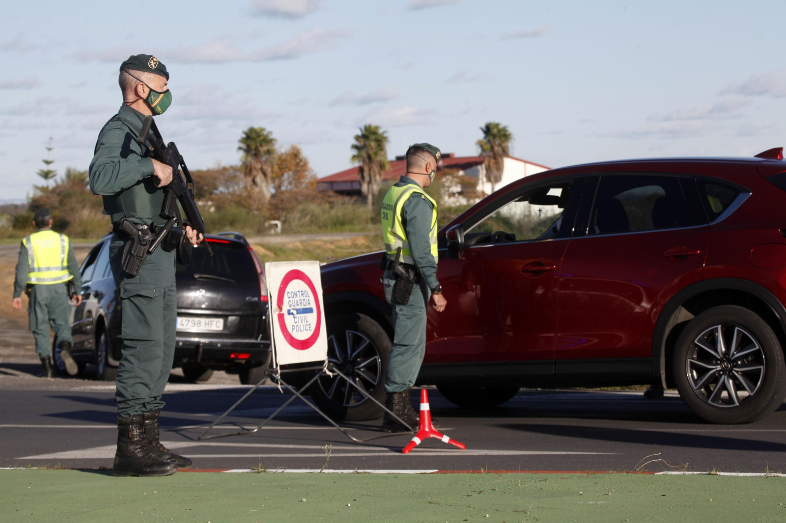 Controles de la Guardia Civil en los accesos a la costa de Huelva