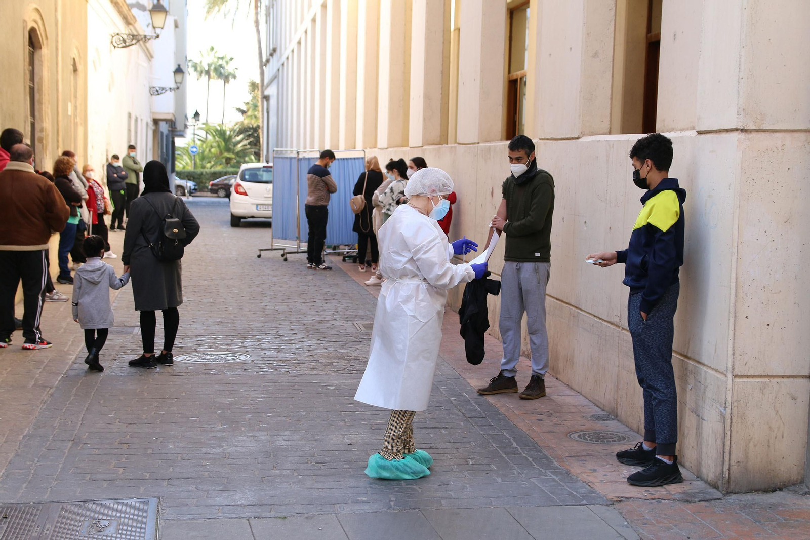 En febrero se hacían pruebas de antígenos hasta tras un biombo en plena calle de Almería.