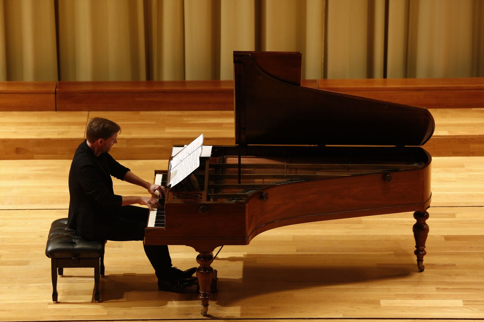 Kristian Bezuidenhout, especialista en fortepiano durante su recital en Granada