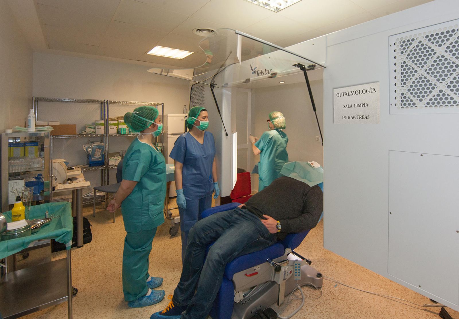 Un paciente es sometido al tratamiento en el nuevo quirófano de Oftalmología.