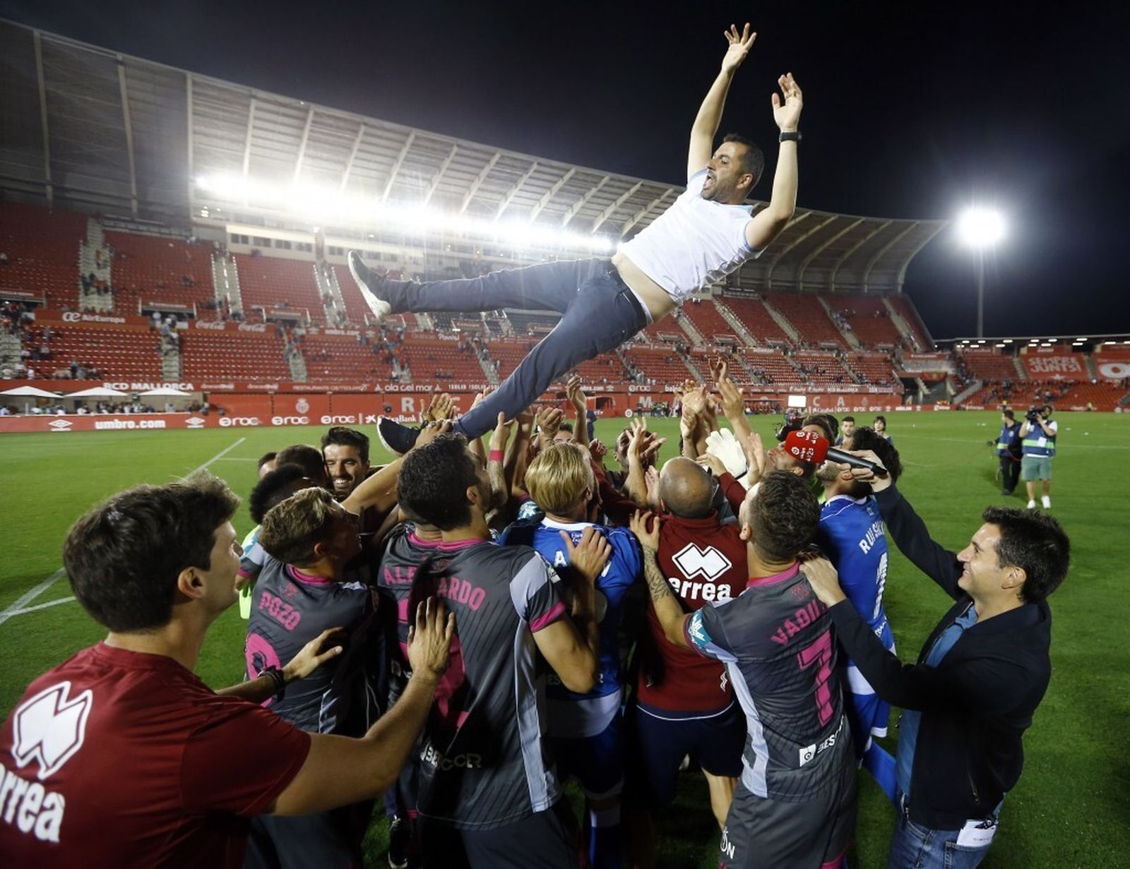 Los jugadores lanzan a Diego Martínez al cielo de Mallorca tras lograr el ascenso.