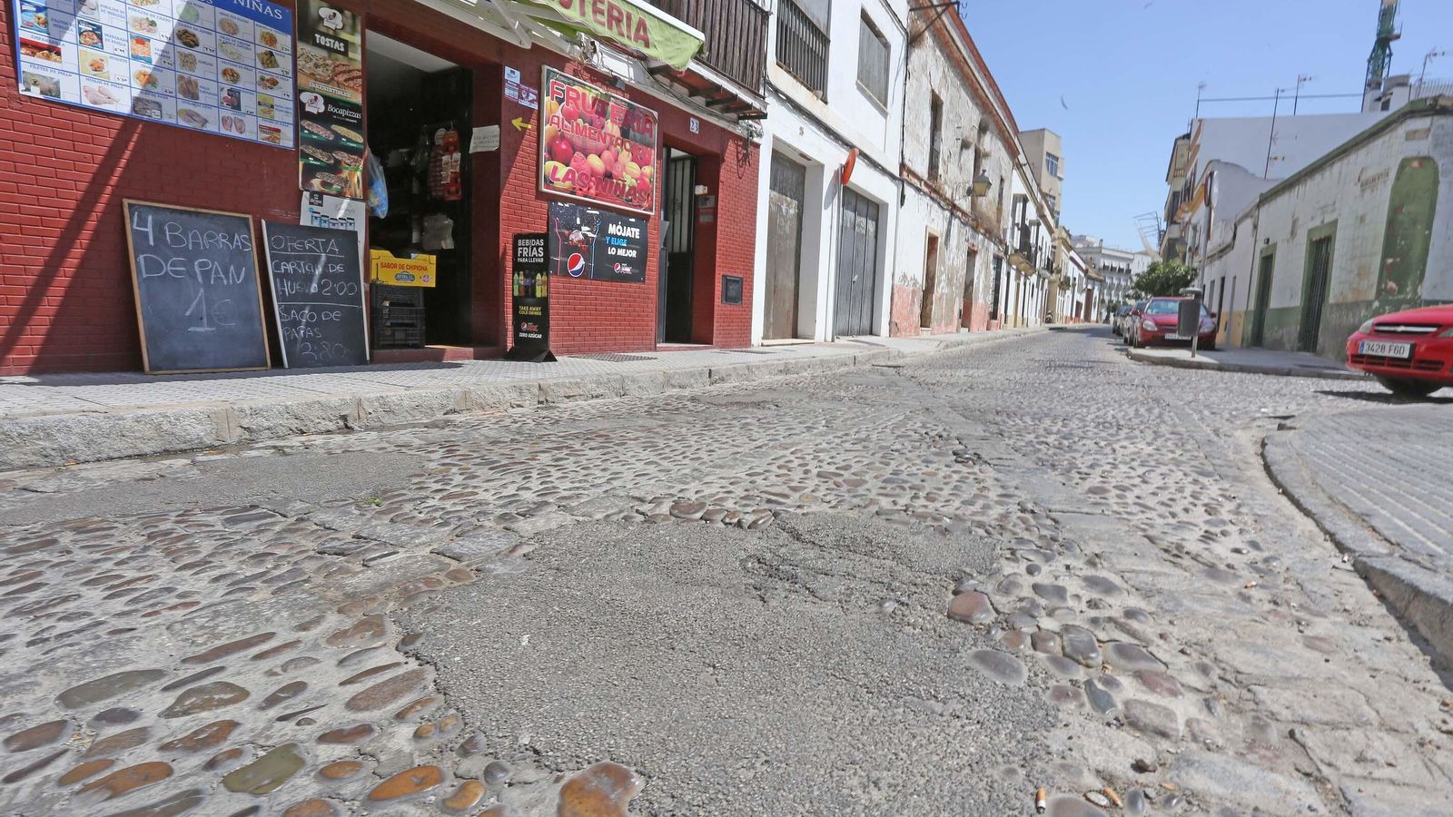 Otra de las partes de la calle donde se han tapado los huecos con alquitrán.
