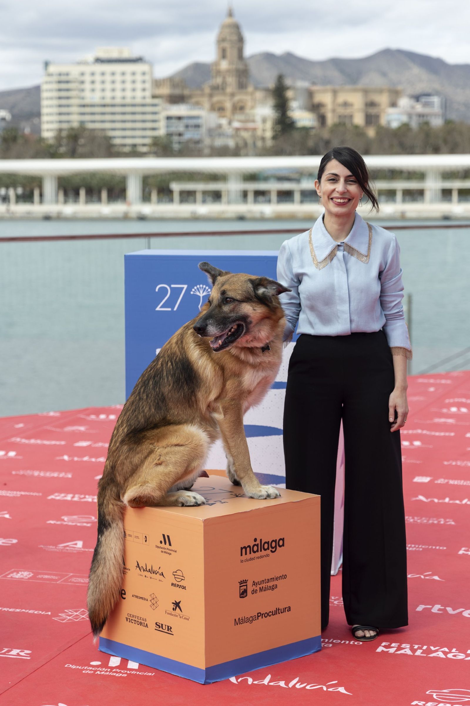 Celia Rico, en el Festival de Málaga con el perro Titán.