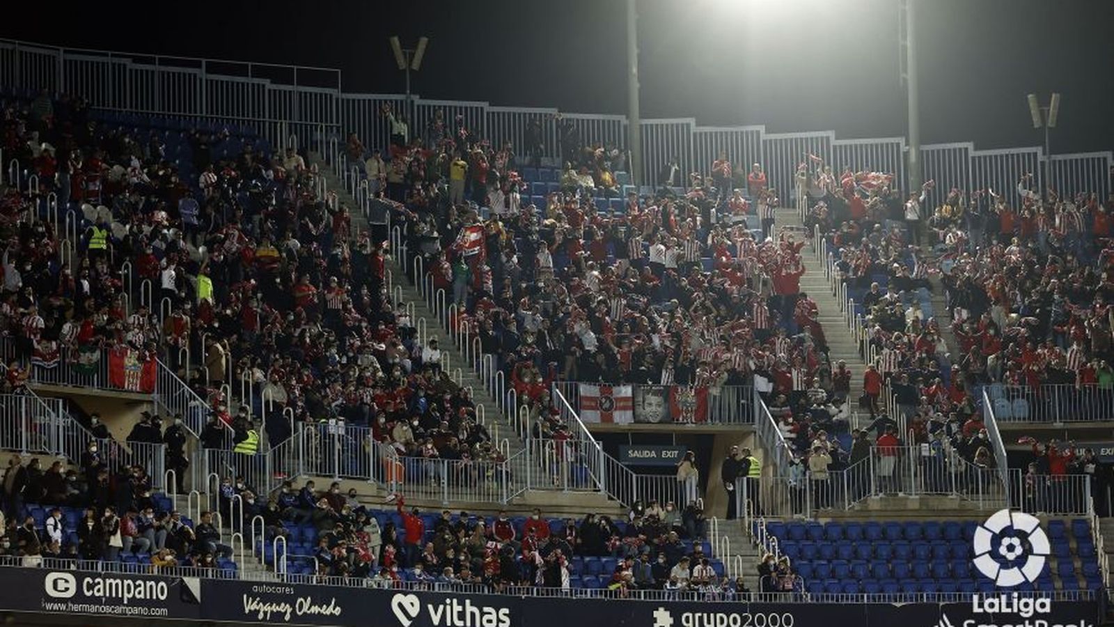 La afición rojiblanca se desplazó en masa y cubrió varios sectores de La Rosaleda
