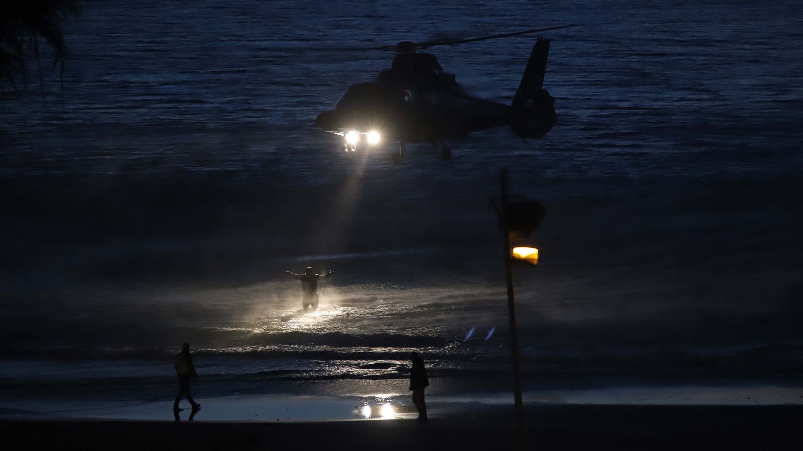 Un narcotraficante se rinde ante las autoridades durante un alijo frustrado en la playa de Getares