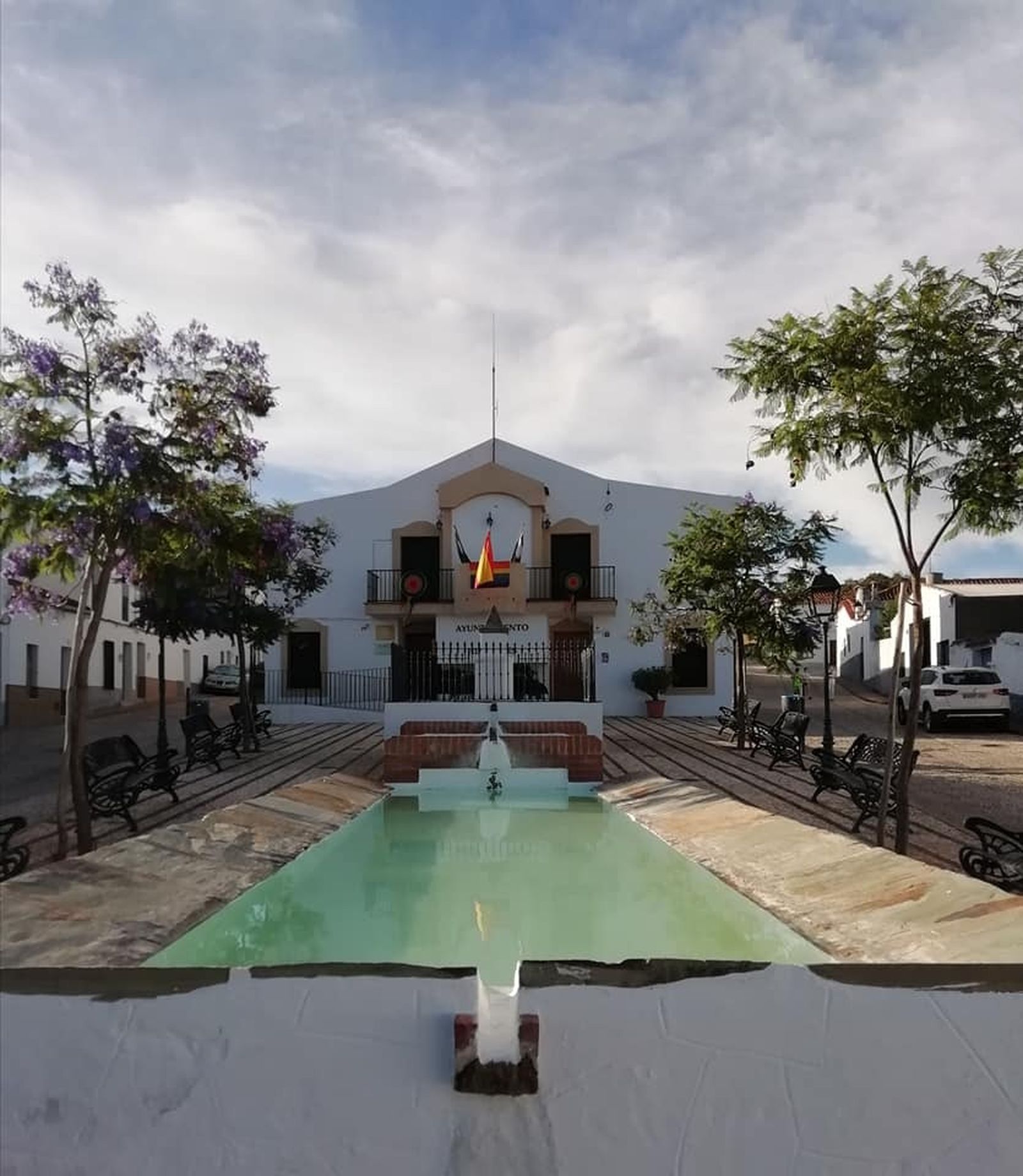 Ayuntamiento de Hinojales y su plaza.