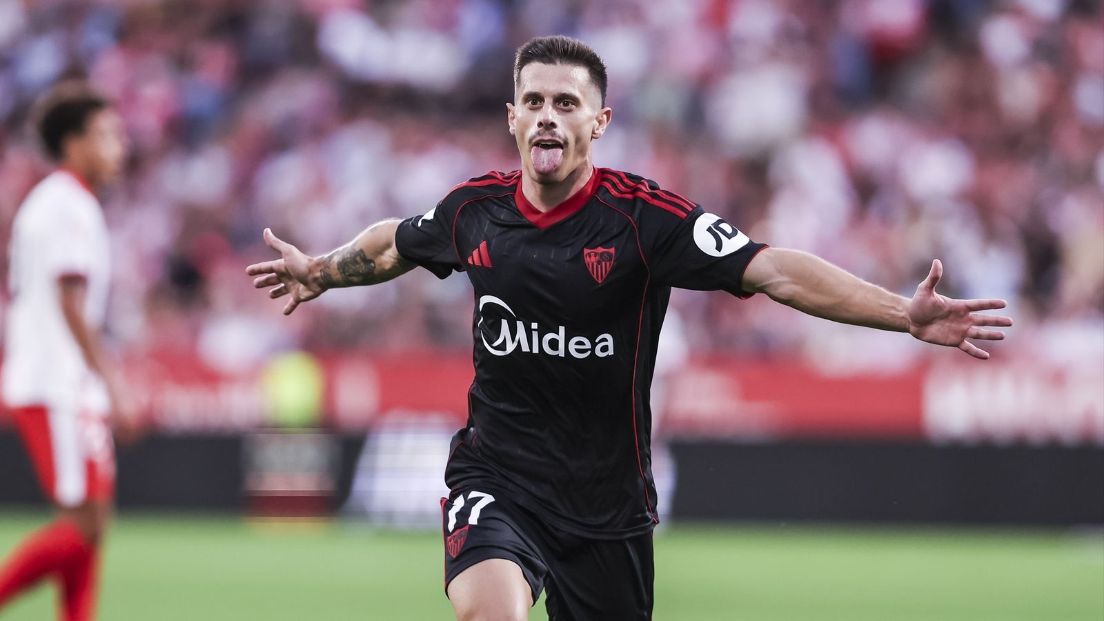 Alfon celebra con la lengua fuera su primer gol como sevillista.