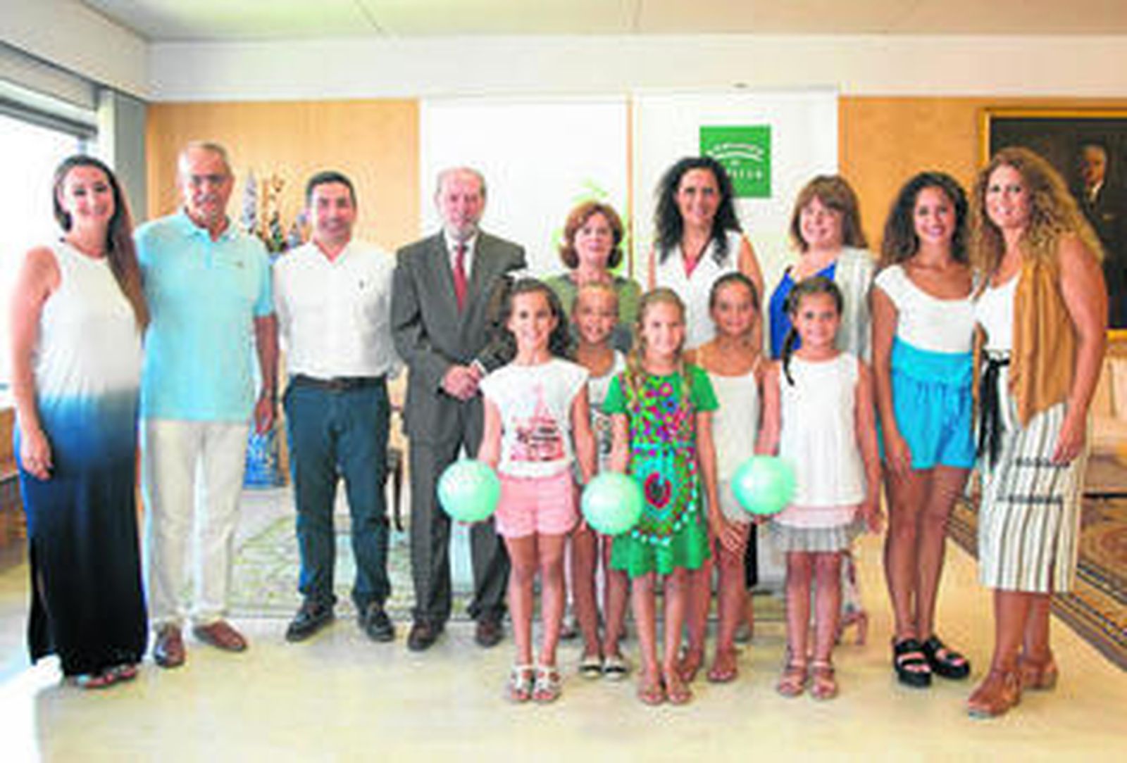 Rodríguez Villalobos junto a las tres gimnastas campeonas, ayer, en la sede de la Diputación.
