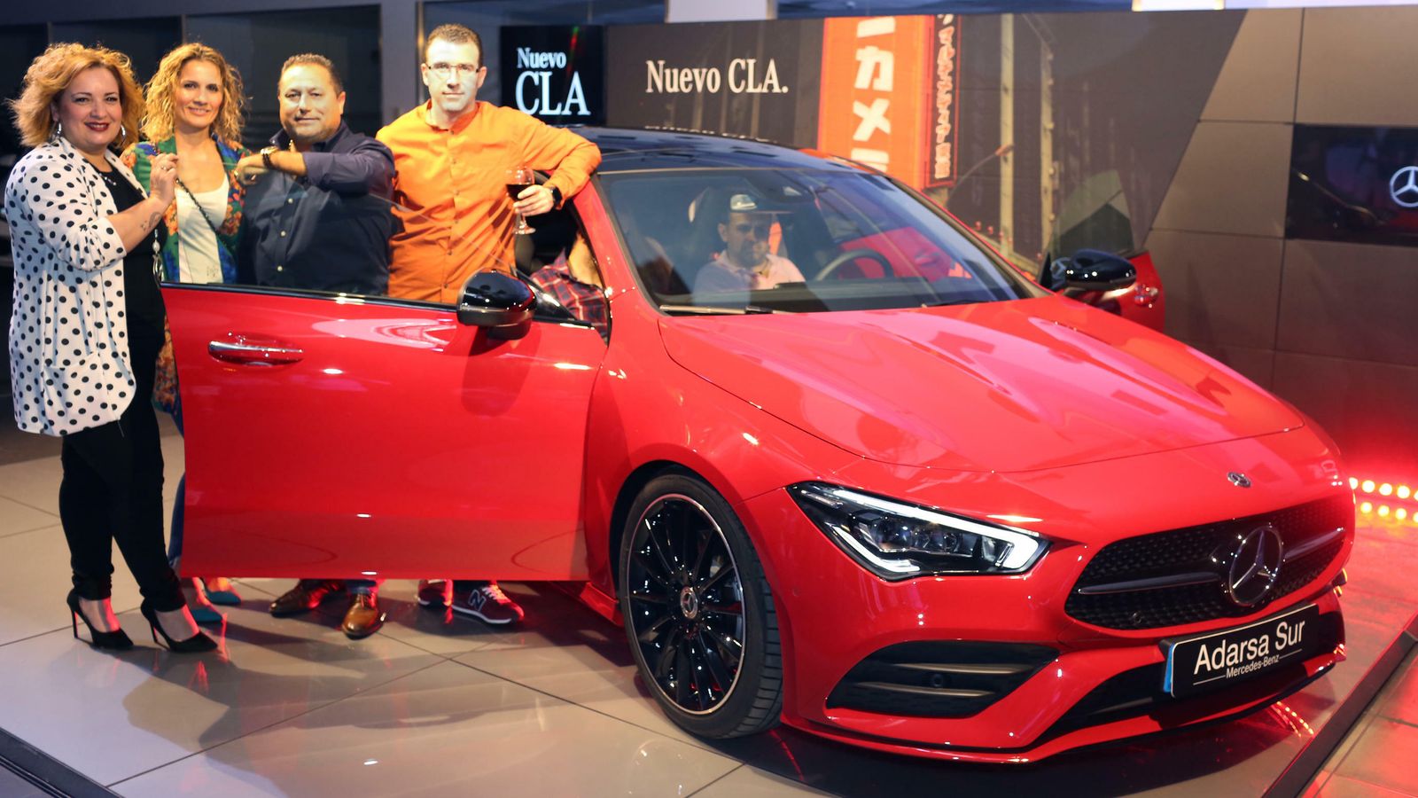 José Antonio Garrido e isabel Oliva, de Fresgarrido, con unos amigos.