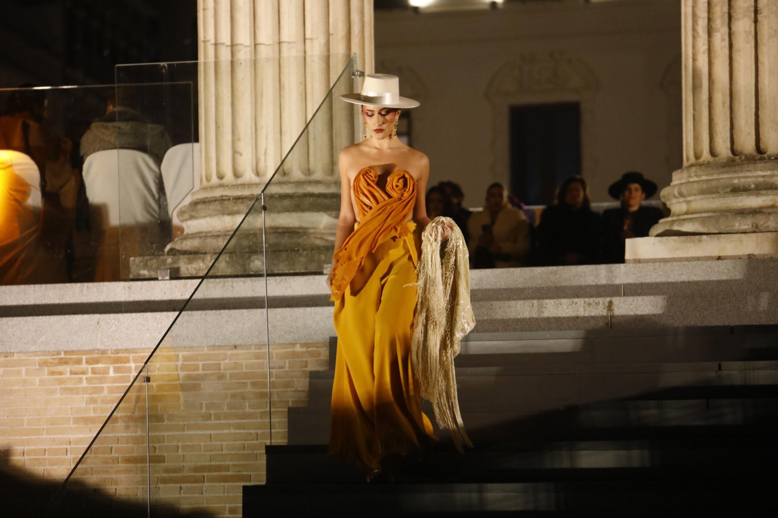 Las mejores imágenes del desfile de Mancini en el Templo Romano de Córdoba
