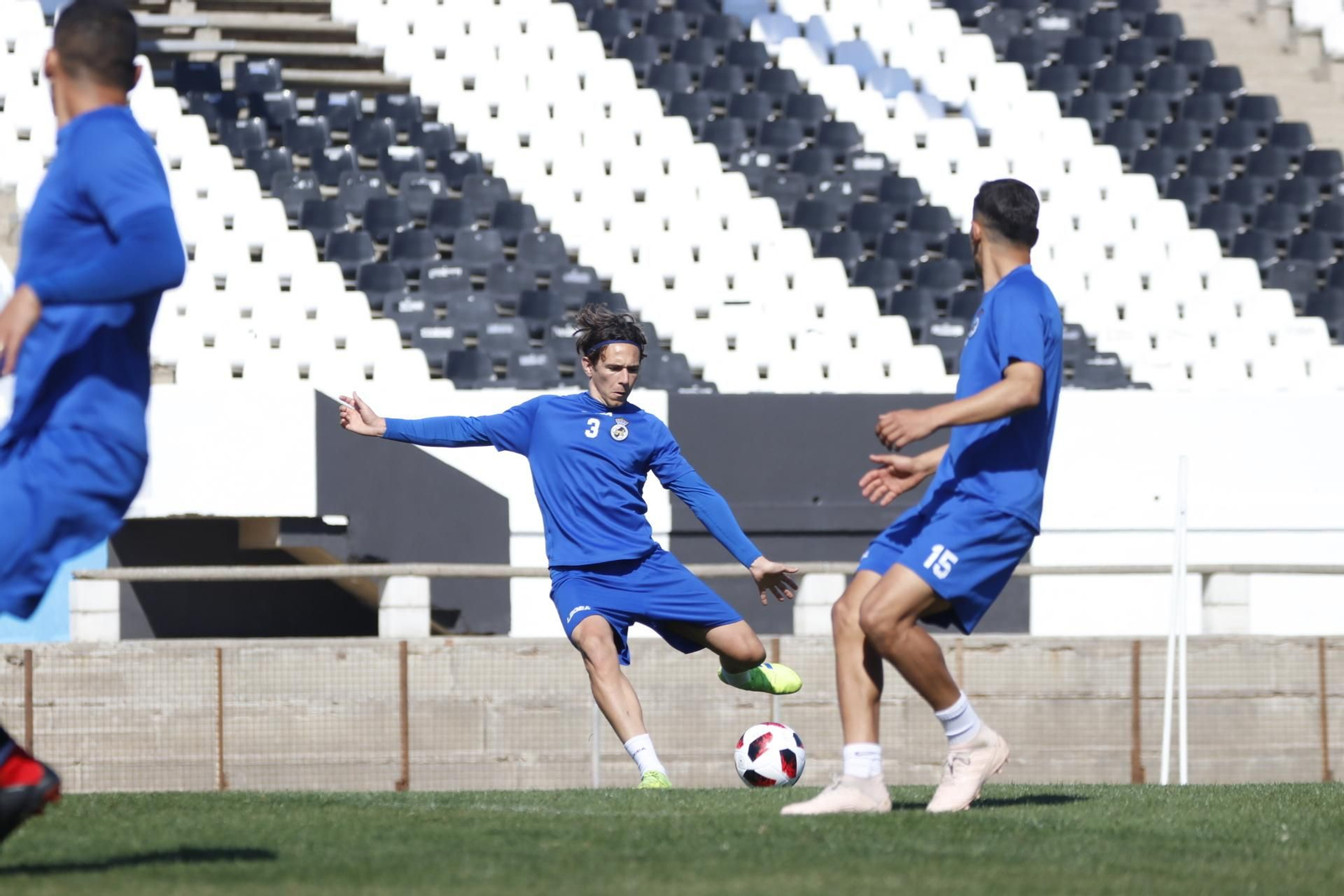 Carlos Expósito golpea el balón durante un entrenamiento en el Municipal