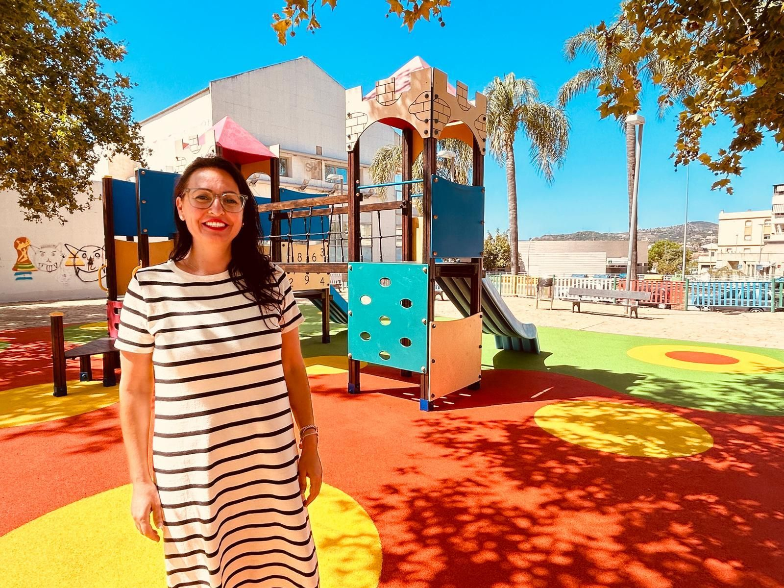 La edil de Medio Ambiente, Rocío Ruiz, en el parque infantil Músico José Cisneros