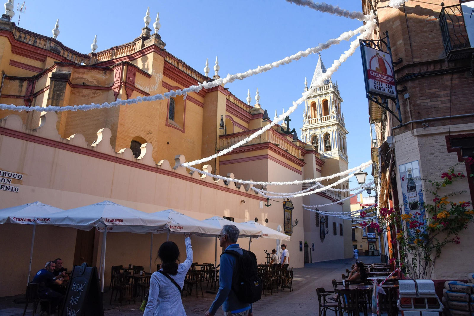 El entorno de la parroquia de Santa Ana engalanado para recibir a la Esperanza.