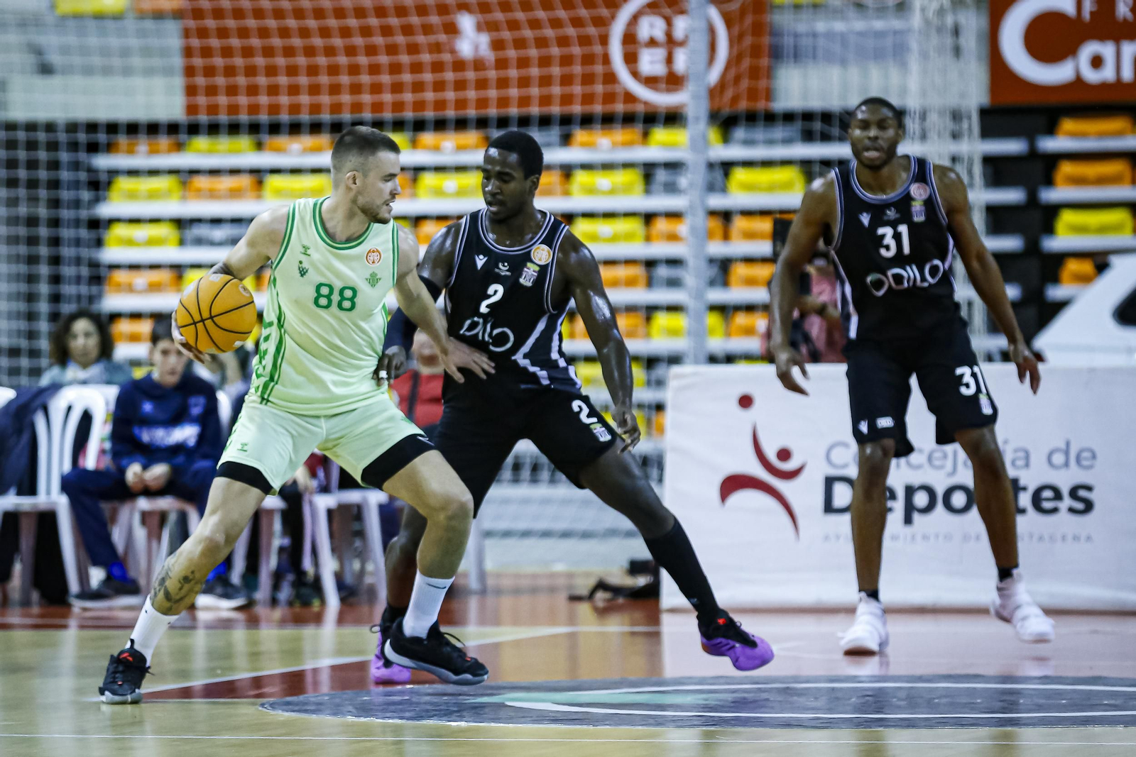Radoncic con el balón en el duelo ante Odilo Cartagena Radoncic con el balón en el duelo ante Odilo Cartagena
