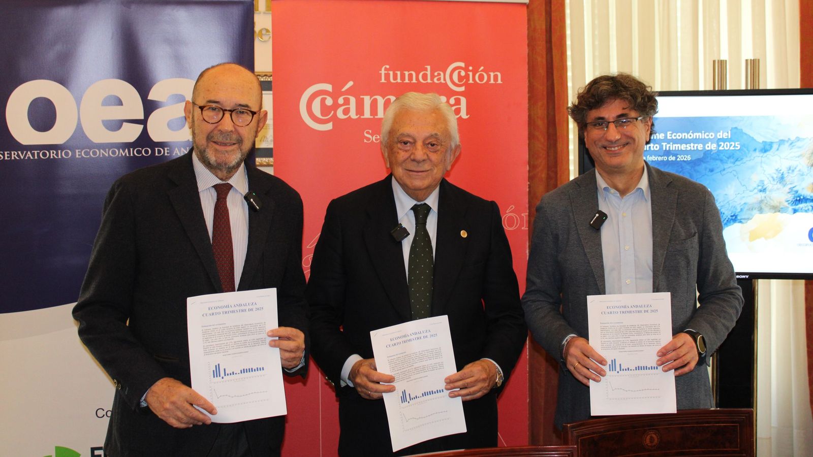 Francisco Ferraro, Francisco Herrero y Manuel Alejandro Hidalgo posan con el informe.