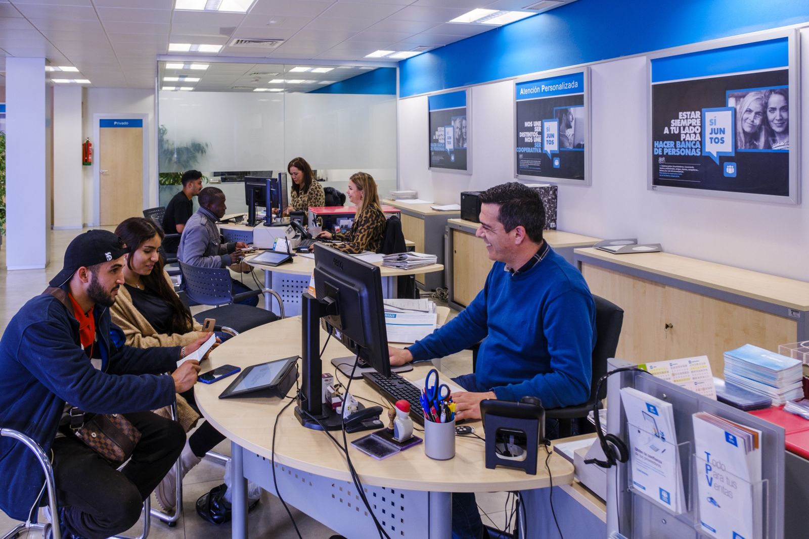 La financiación concedida por el Grupo Cooperativo Cajamar en 2021 a través de créditos y préstamos a las empresas y familias generó impactos positivos en la economía española.