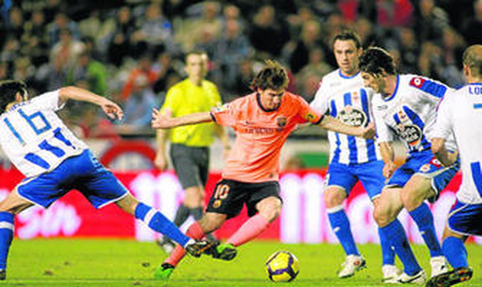 El barcelonista Leo Messi quiebra al centrocampista del Deportivo Antonio Tomás con el central Colotto muy cerca.