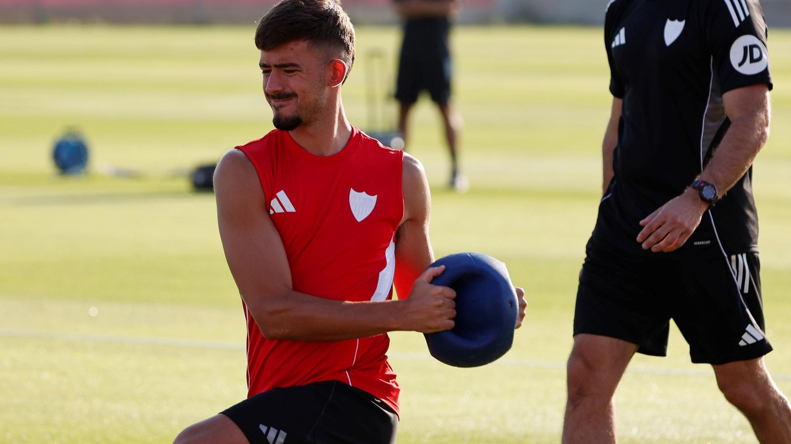 Kike Salas trabaja en un entrenamiento físico del Sevilla FC.