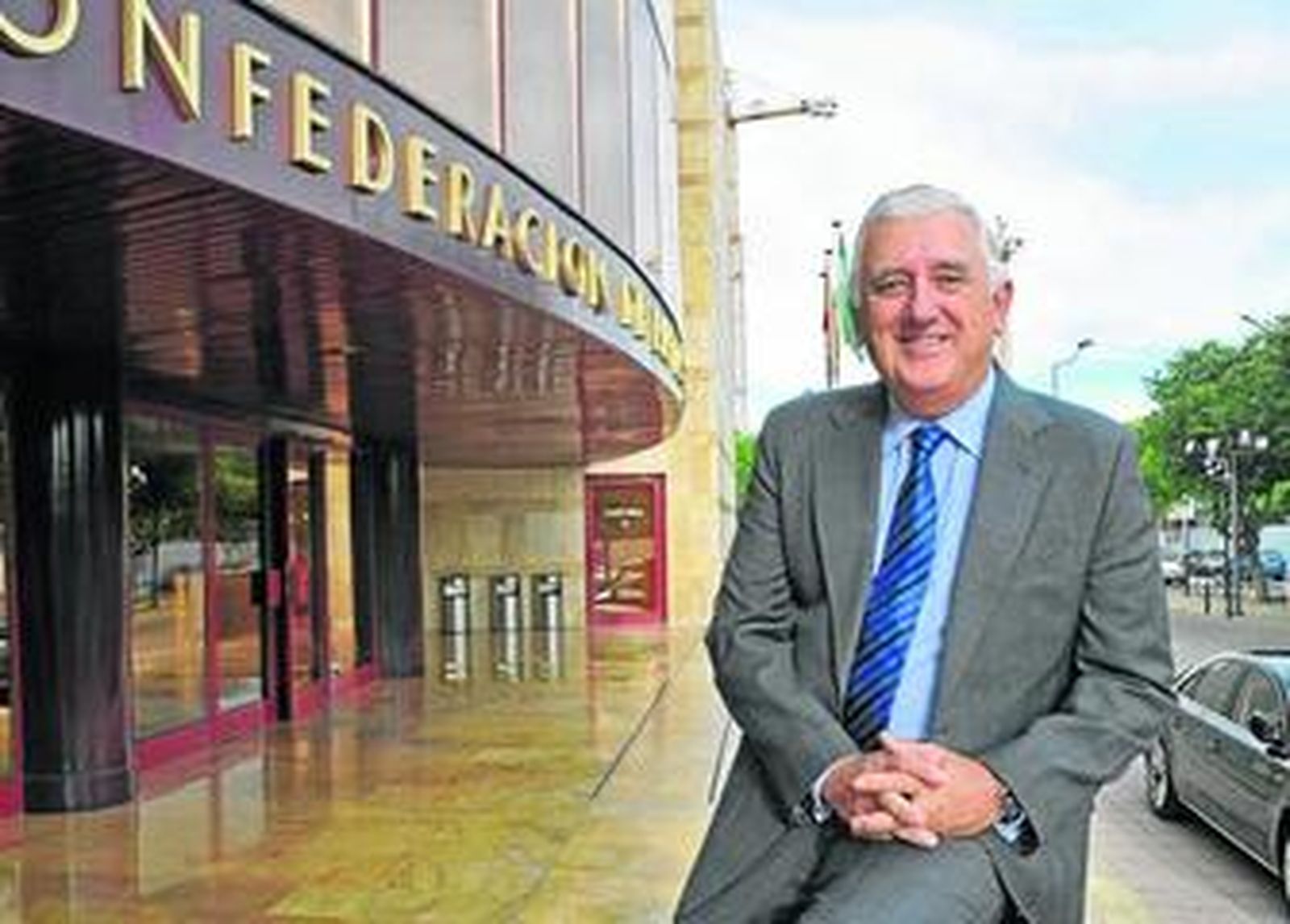 Herrero, fotografiado a la entrada de la sede de la Condederación de Empresarios de Andalucía (CEA).