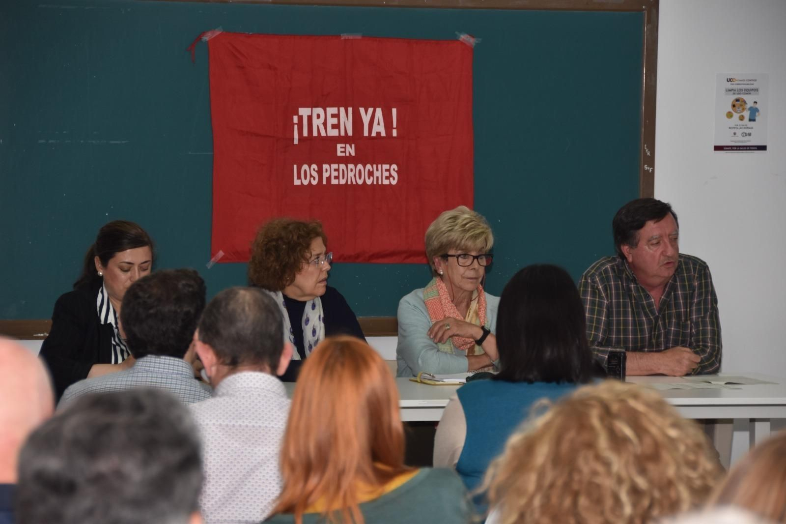 Un momento de la reunión de la plataforma Que pare el tren en Los Pedroches. Un momento de la reunión de la plataforma Que pare el tren en Los Pedroches.