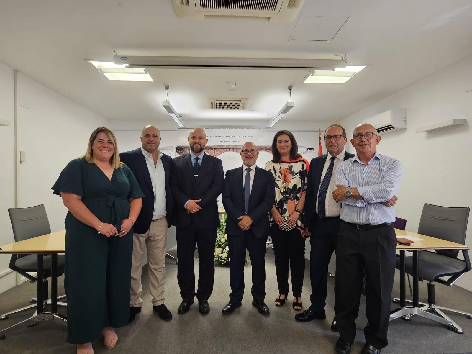 El alcalde, en el centro, junto al diputado José Alcaraz, y el resto del equipo de gobierno.